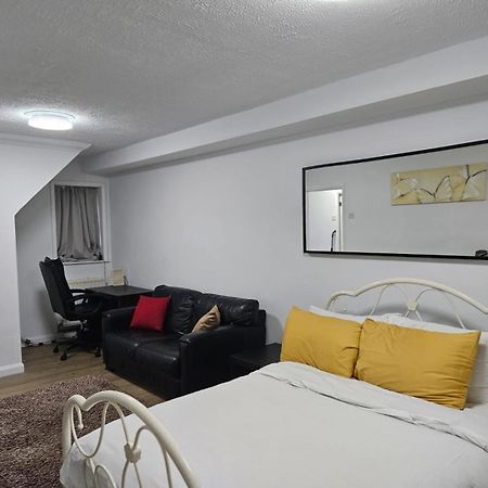 Charming 3-Bedroom Retreat With Modern Comforts South Ockendon Exterior foto