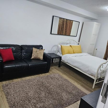 Charming 3-Bedroom Retreat With Modern Comforts South Ockendon Exterior foto