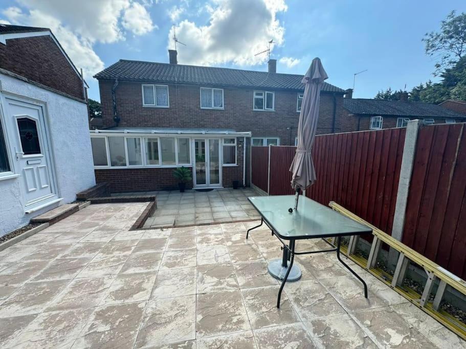 Charming 3-Bedroom Retreat With Modern Comforts South Ockendon Exterior foto