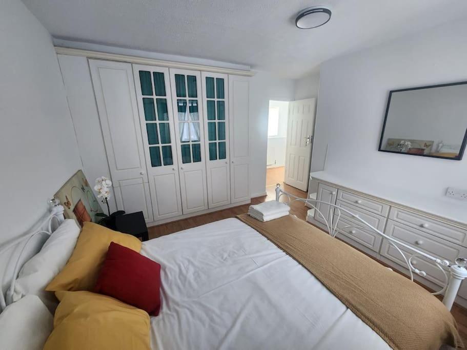 Charming 3-Bedroom Retreat With Modern Comforts South Ockendon Exterior foto
