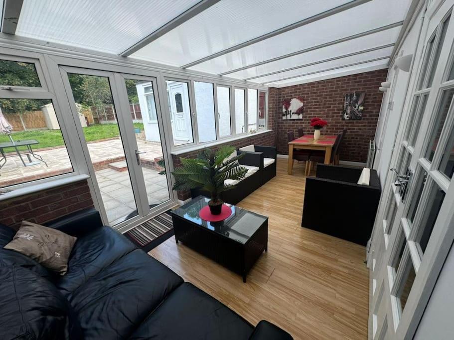 Charming 3-Bedroom Retreat With Modern Comforts South Ockendon Exterior foto